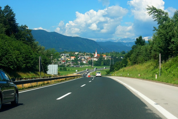 スロベニアのアペニン山脈の高速道路