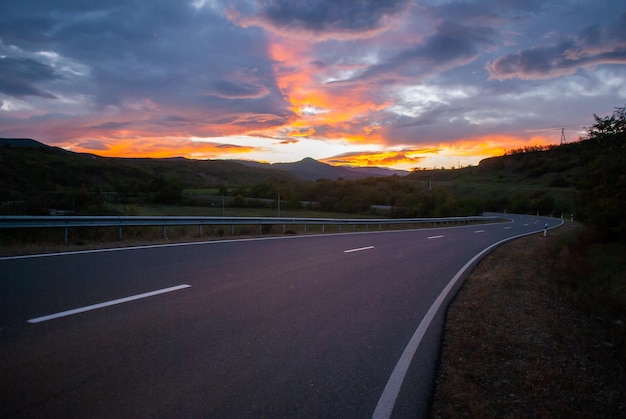 高速道路と夕焼け雲