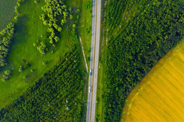 Foto autostrada attraverso i campi estivi