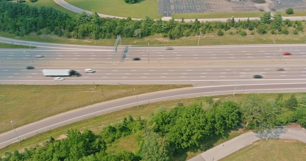 Автомагистраль между штатами США 70 через Scioto Woods Columbus Ohio USA с высоты птичьего полета