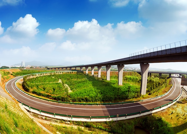 高速道路と高架橋