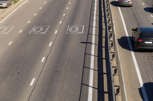 Foto autostrada con segnale di telecamera nascosta sulla strada