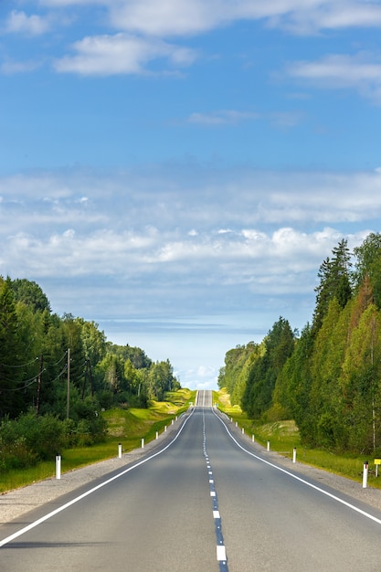 Autostrada con segni sullo sfondo del cielo