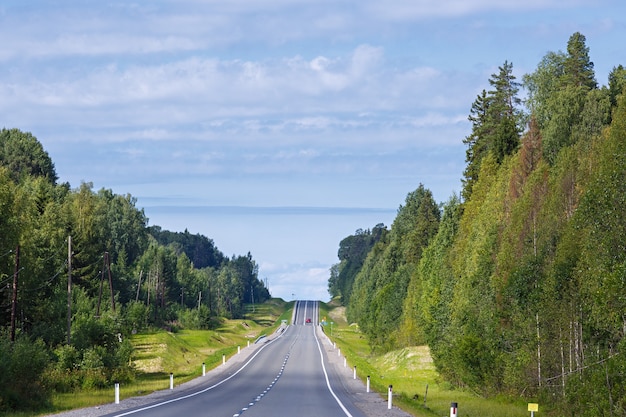 空の表面にマーキングのある高速道路。