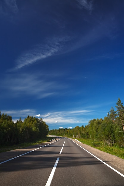 Autostrada con segni sulla superficie del cielo.