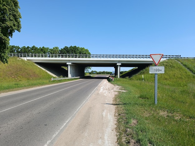 A highway with a sign that says'speed limit'on it