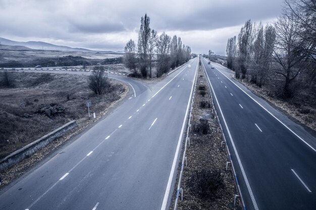 木々のある高速道路