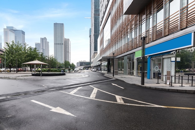 Autostrade e moderni edifici urbani a chengdu, in cina