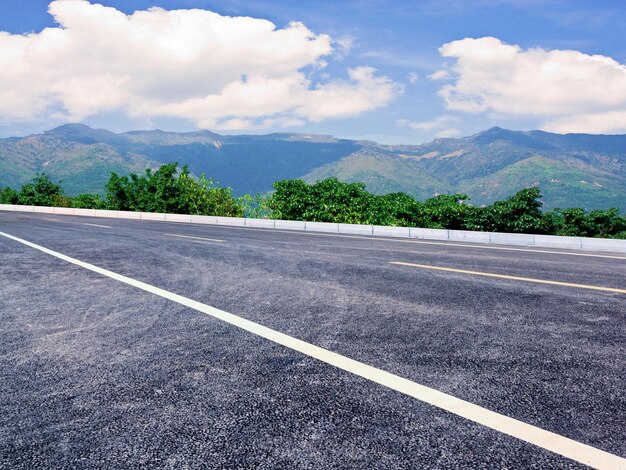 青空の高速道路と山々