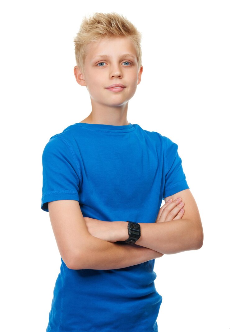 Foto hij heeft een coole stijl studioportret van een blonde tienerjongen tegen een witte achtergrond