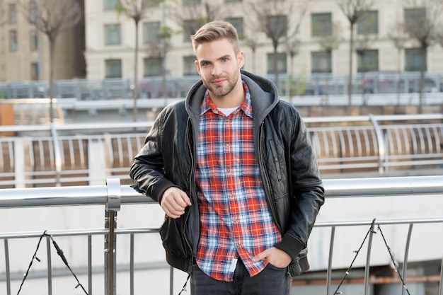 Hij houdt van een blanke herfstman op herfstdag Knappe kerel draagt mode herfststijl Comfortabele herfstoutfit Stedelijke levensstijl Trendy herfstgarderobe voor mannen