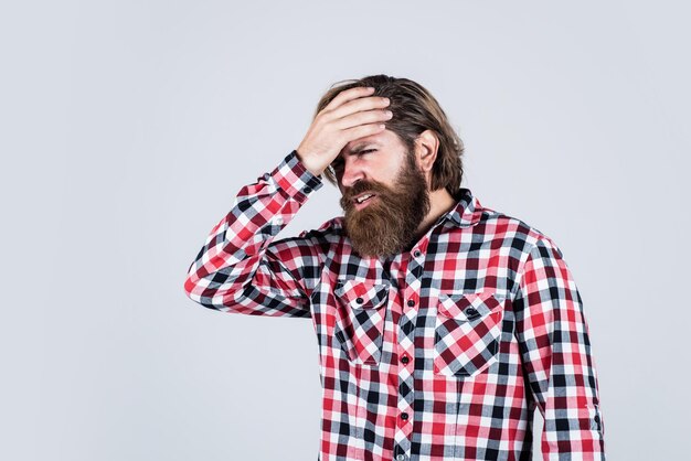 Hij is zo moe. brutale blanke man met snor. bebaarde man draagt shirt. brutale man die pijn voelt. mannelijke gezondheidszorg. Migraine als gevolg van magnetische stormen. volwassen hipster met baard heeft hoofdpijn.