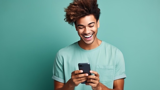 Hij legt het enthousiasme vast van een jonge man in een T-shirt, hij staat tegen een kleurrijke achtergrond terwijl hij bezig is met zijn mobiele telefoon