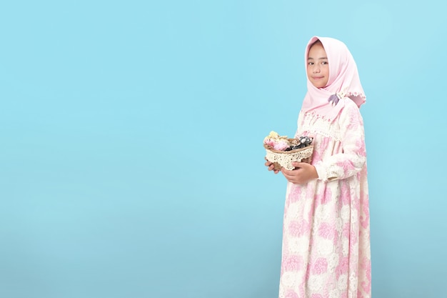 Photo hijab girl in dress with basket