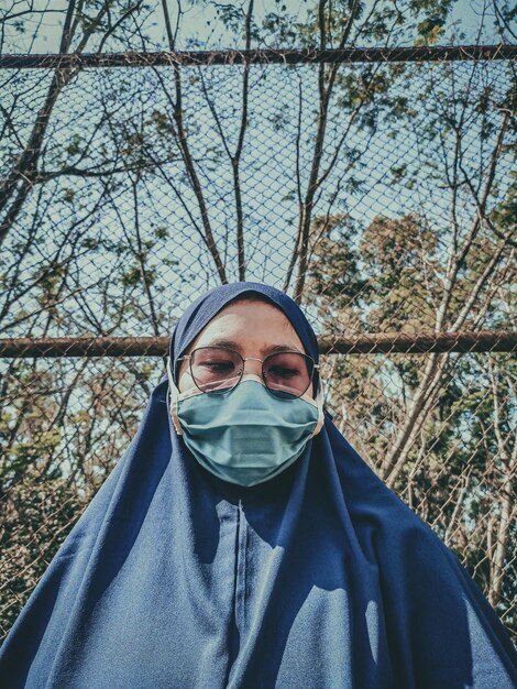 Фото Девушка в хиджабе на пандемии