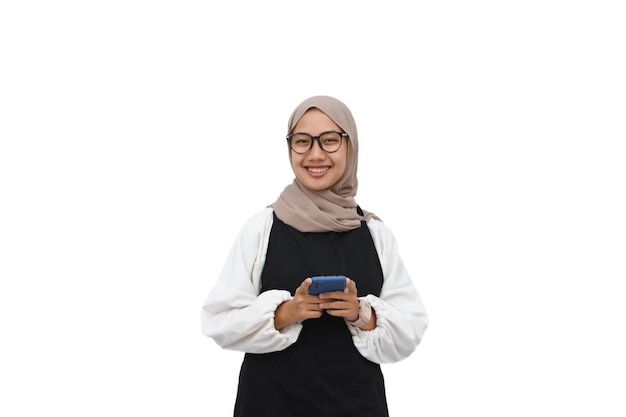 Hijab jong meisje in zwarte schort met slimme telefoon op witte achtergrond