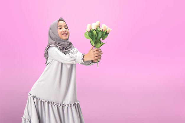 Hijab meisje in jurk met bloem