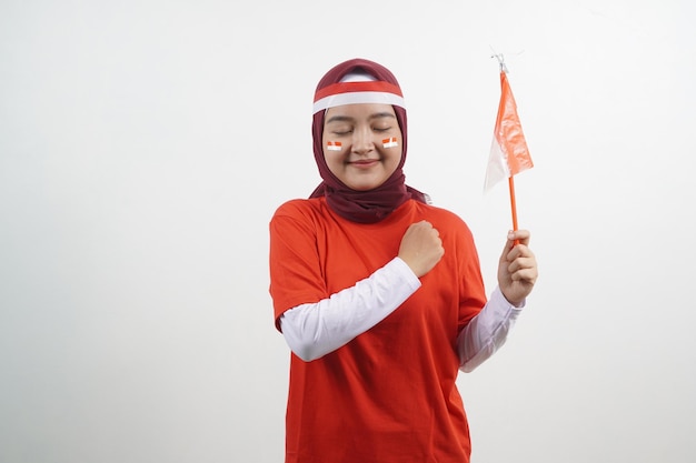 Foto hijab-vrouw die rode en witte vlag vasthoudt en handen vasthoudt