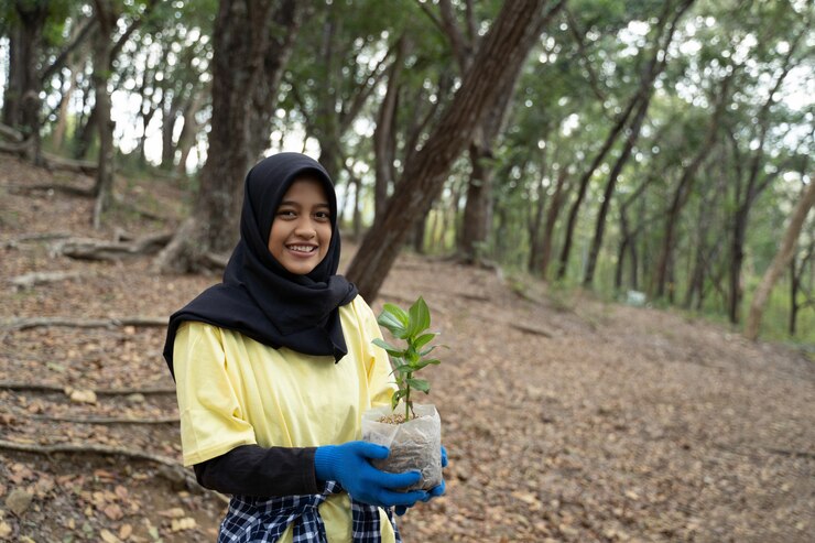Hijab vrouw met nieuwe boom