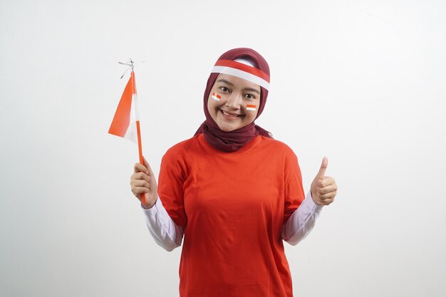 Foto hijab vrouw met rode en witte vlag en duimen omhoog