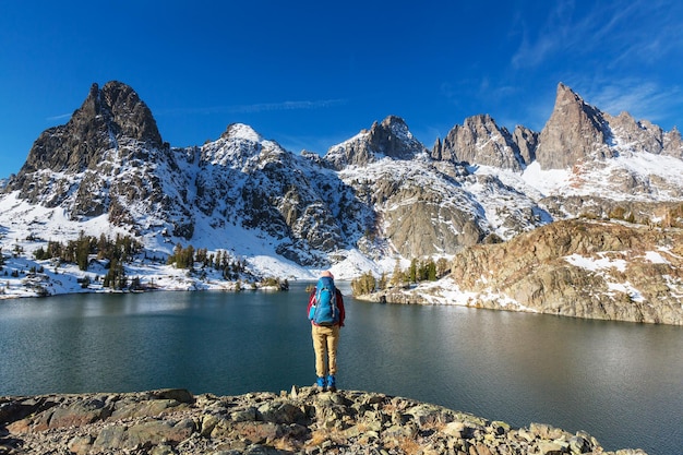 미국 캘리포니아 시에라 네바다주 안셀 아담스 윌더니스(Ansel Adams Wilderness)의 아름다운 미나렛 호수(Minaret Lake)로 하이킹을 가십시오.