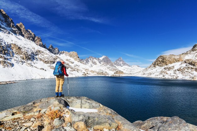 미국 캘리포니아 시에라 네바다주 안셀 아담스 윌더니스(Ansel Adams Wilderness)의 아름다운 미나렛 호수(Minaret Lake)로 하이킹을 가십시오.