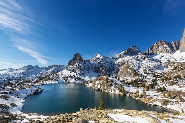 미국 캘리포니아 시에라 네바다주 안셀 아담스 윌더니스(Ansel Adams Wilderness)의 아름다운 미나렛 호수(Minaret Lake)로 하이킹을 가십시오.