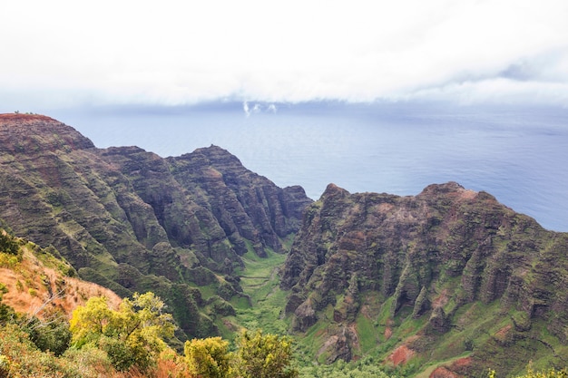 Escursione sulla costa di na pali nell'isola di kauai, hawaii