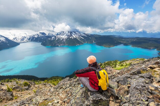 Escursione alle acque turchesi del pittoresco lago garibaldi vicino a whistler, bc, canada. destinazione escursionistica molto popolare nella columbia britannica.