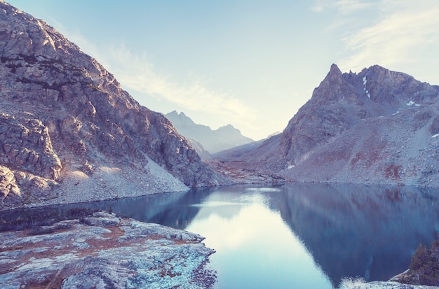 Escursione nel wind river range nel wyoming, negli stati uniti. stagione autunnale.