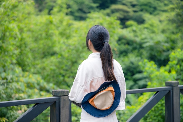 ハイキング女性は緑の山を見る