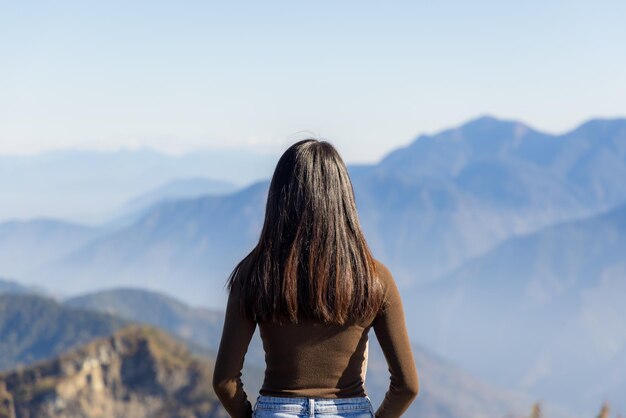 ハイキング女性は山の景色を見る