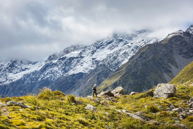 Escursionista in splendide montagne vicino a mount cook, nuova zelanda, isola del sud