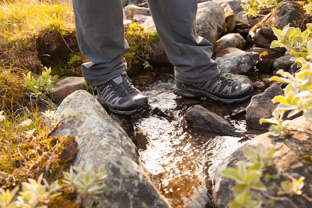 Hiker пересекает поток