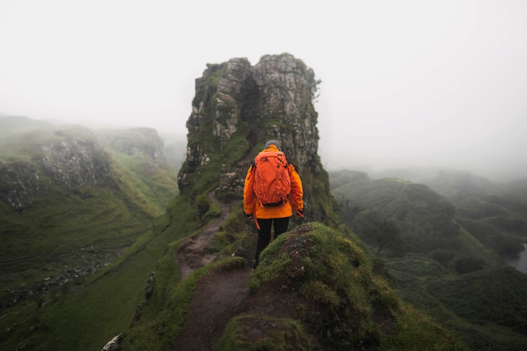 Photo hiker at fairy glen on isle of skye, scotland