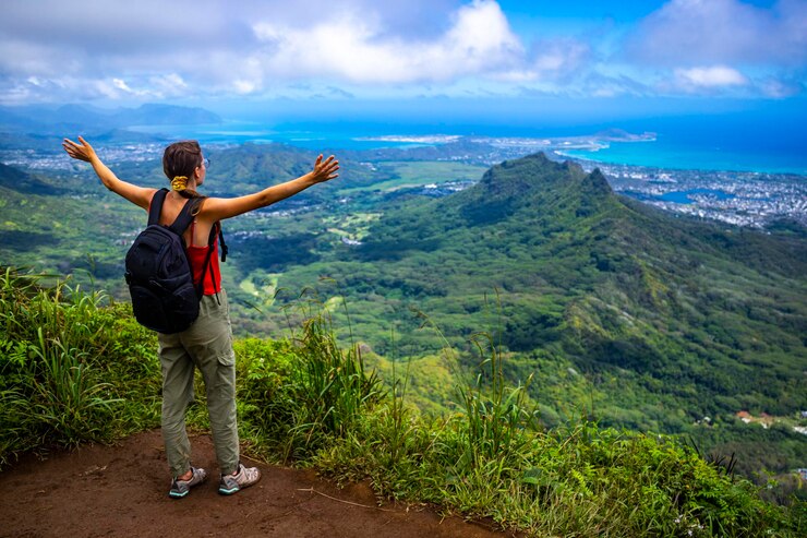 Photo hiker girl stands at the top of wiliwiliniu ridge trail enjoying the oahu skyline hiking in hawaii
