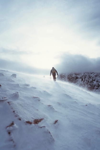 Escursionista che sale al ben nevis