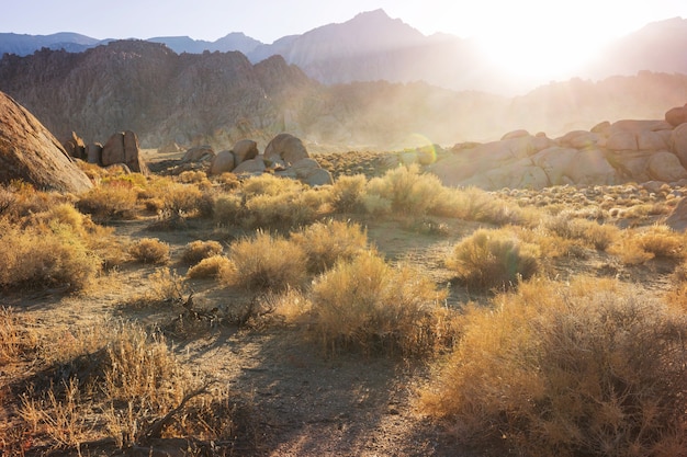 写真 米国カリフォルニア州アラバマヒルズの珍しい石層のハイカー