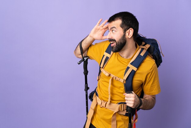 Foto uomo della viandante sopra fondo viola isolato