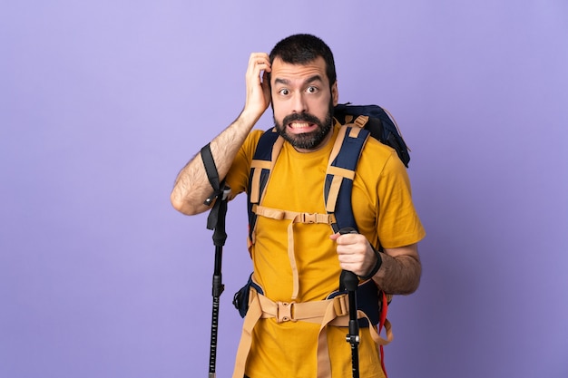 Foto uomo escursionista isolato