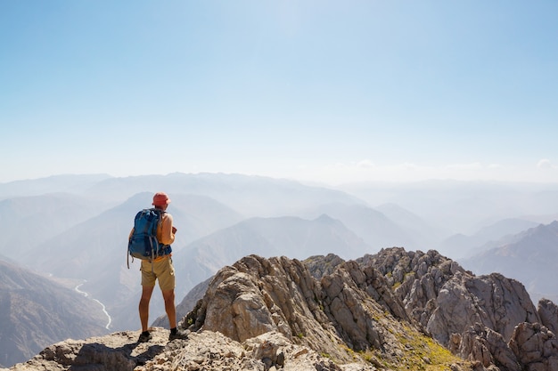 Escursionista sulla cima della montagna.