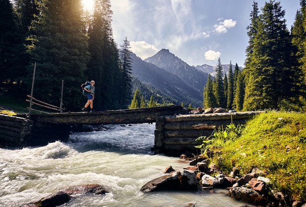 Foto viandante nelle montagne del kirghizistan