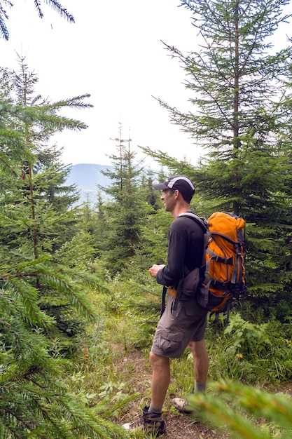 Hiker в горах