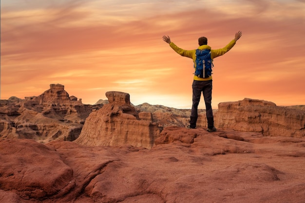 Cafayate Salta Argentina Adventure 여행 개념에서 일몰에 산에서 삶의 목표 자유 성공과 행복 성취에 도달하는 산 정상에서 등산객이 팔을 벌립니다.