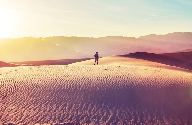 Escursionista nel deserto di sabbia. ora dell'alba.