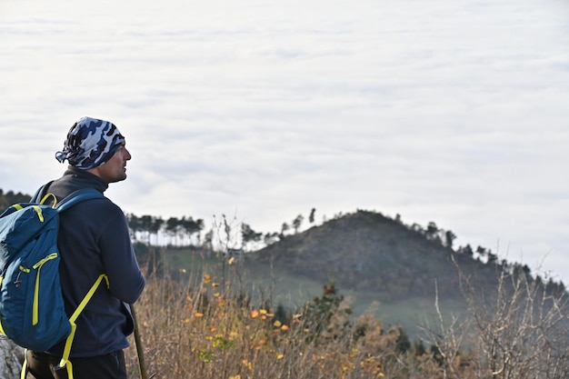 Photo hiker standing on mountain