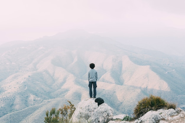 Foto escursionista in piedi sulla roccia