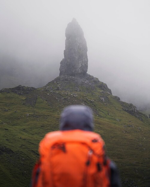 Escursionista a the storr sull'isola di skye, in scozia