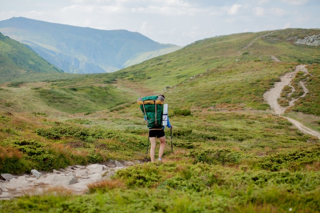 Photo hiker on the top of mountains climbing