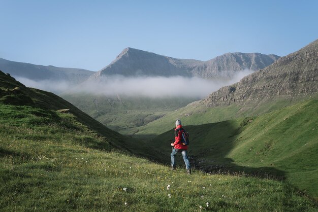 Foto un escursionista cammina sulla vecchia rotta postale per le isole faroe di gasadalur